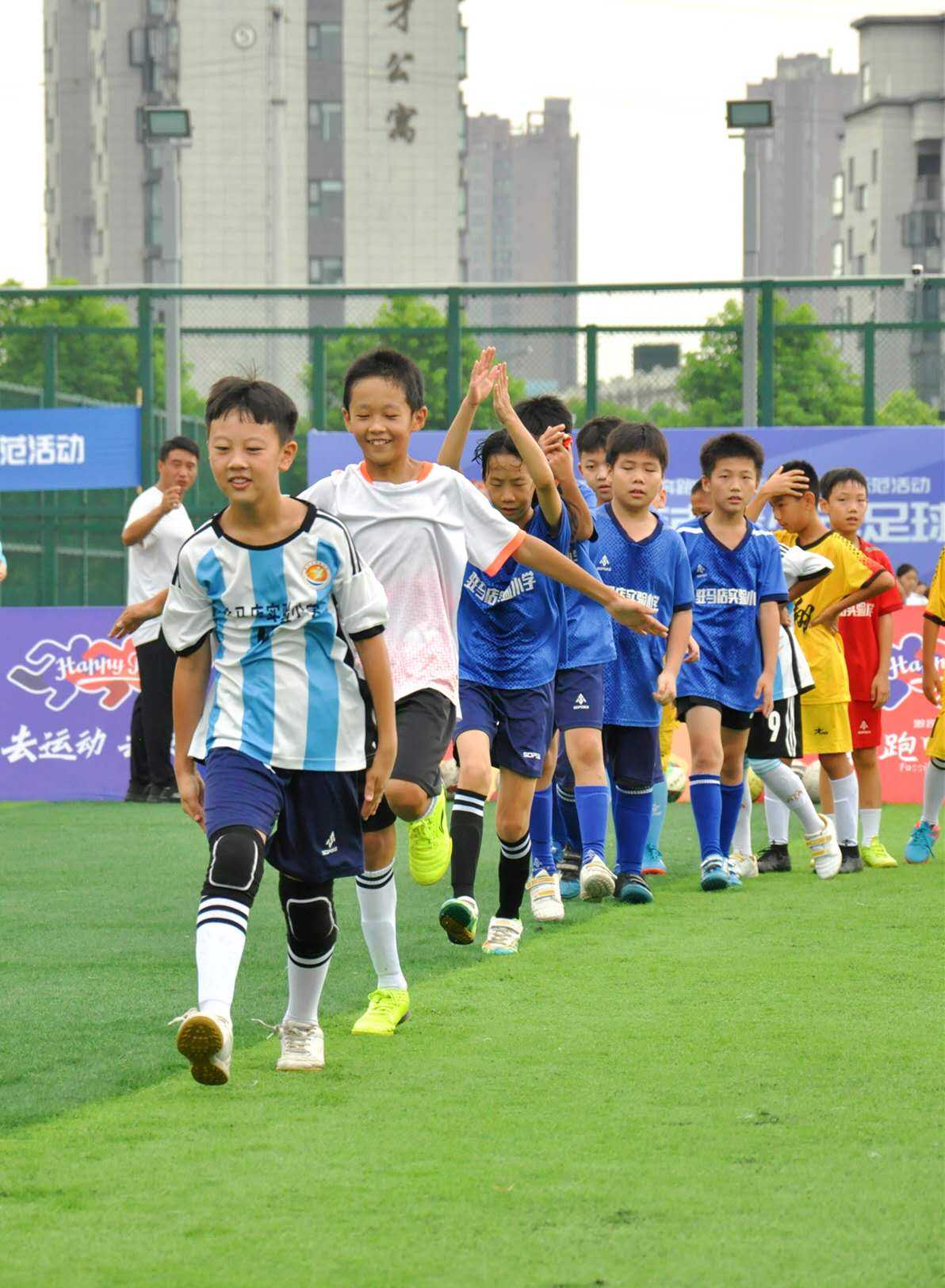 关于足球运动员们在热血角逐中展现风采的信息