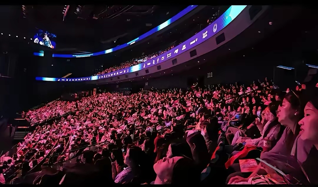 包含强强对话的国际比赛令球迷为之疯狂欢呼的词条