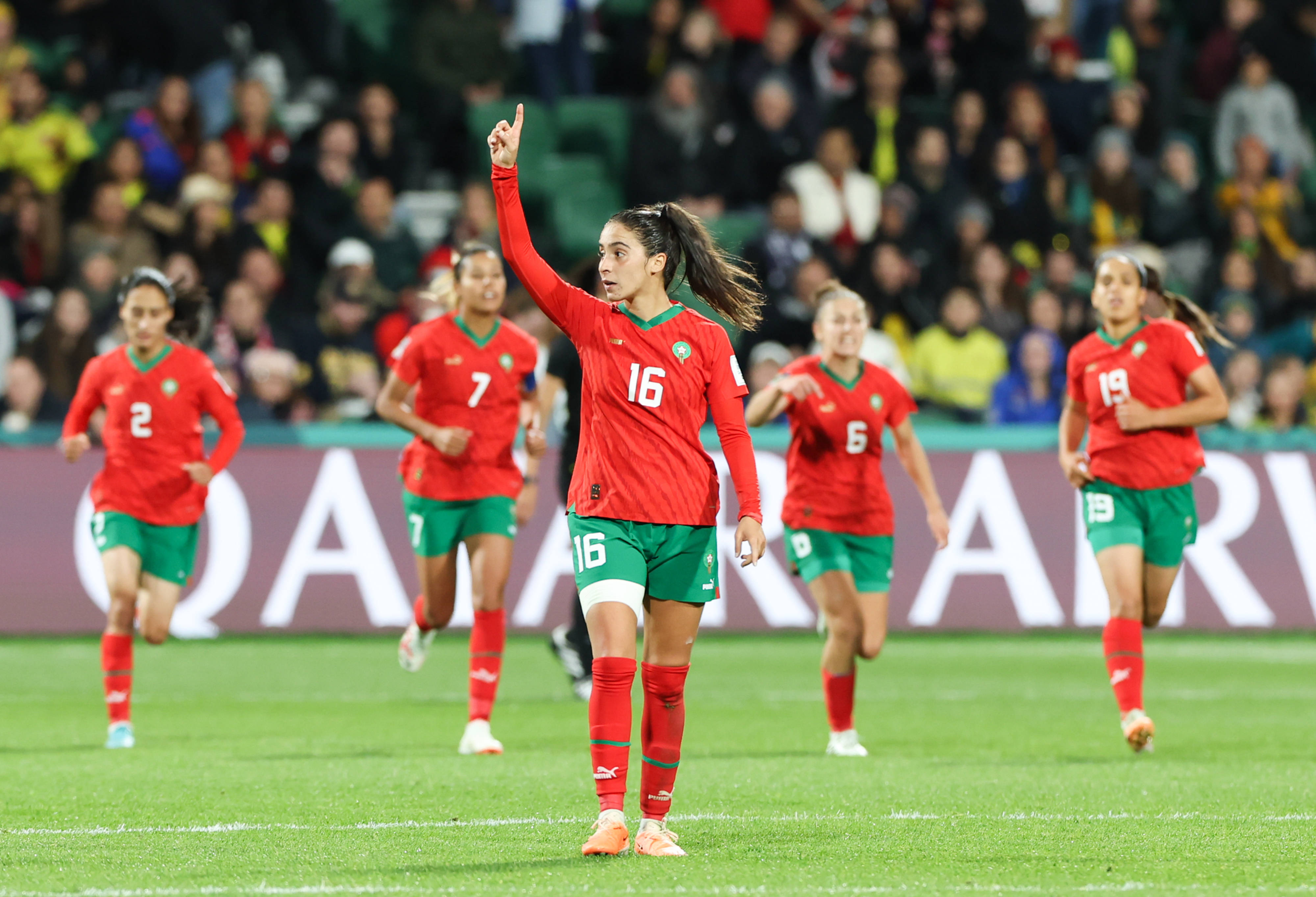 世界女足杯比赛紧张激烈,球员们全力以赴 世界女足杯比赛紧张激烈,球员们全力以赴