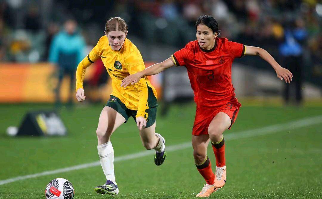 世界女足杯比赛紧张激烈,球员们全力以赴 世界女足杯比赛紧张激烈,球员们全力以赴
