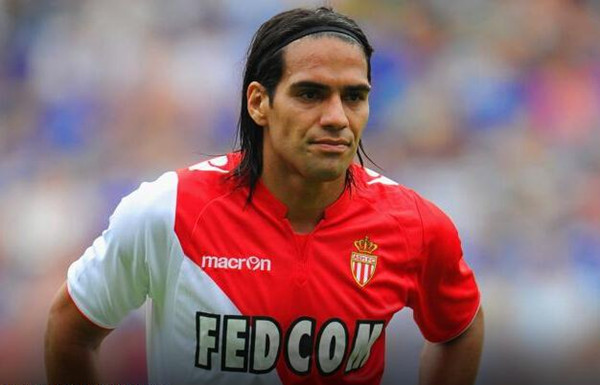 里昂经历挑战，艰难取胜保持领先