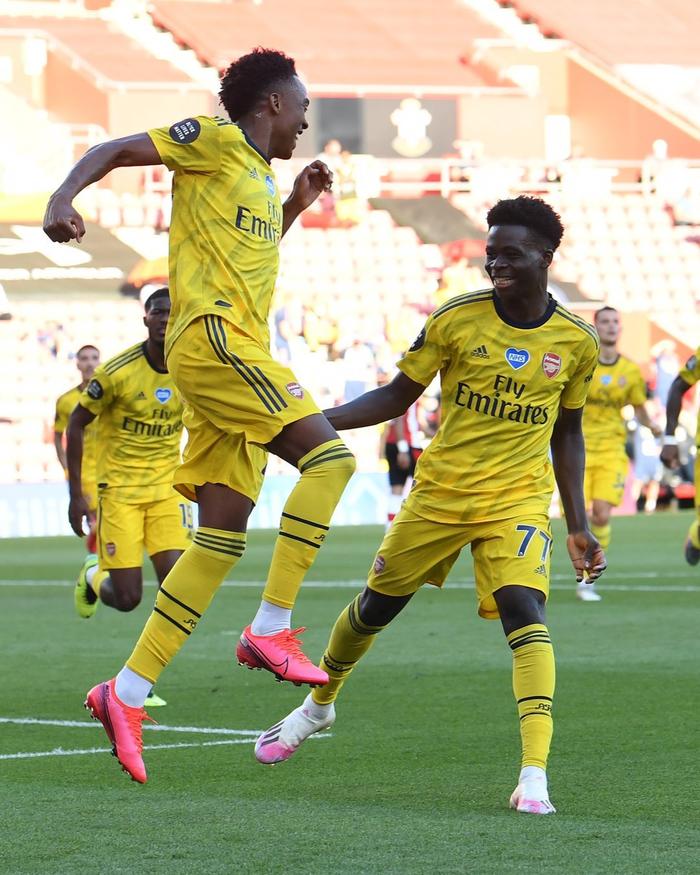 包含阿森纳惜败南安普顿，遗憾终结不败纪录的词条