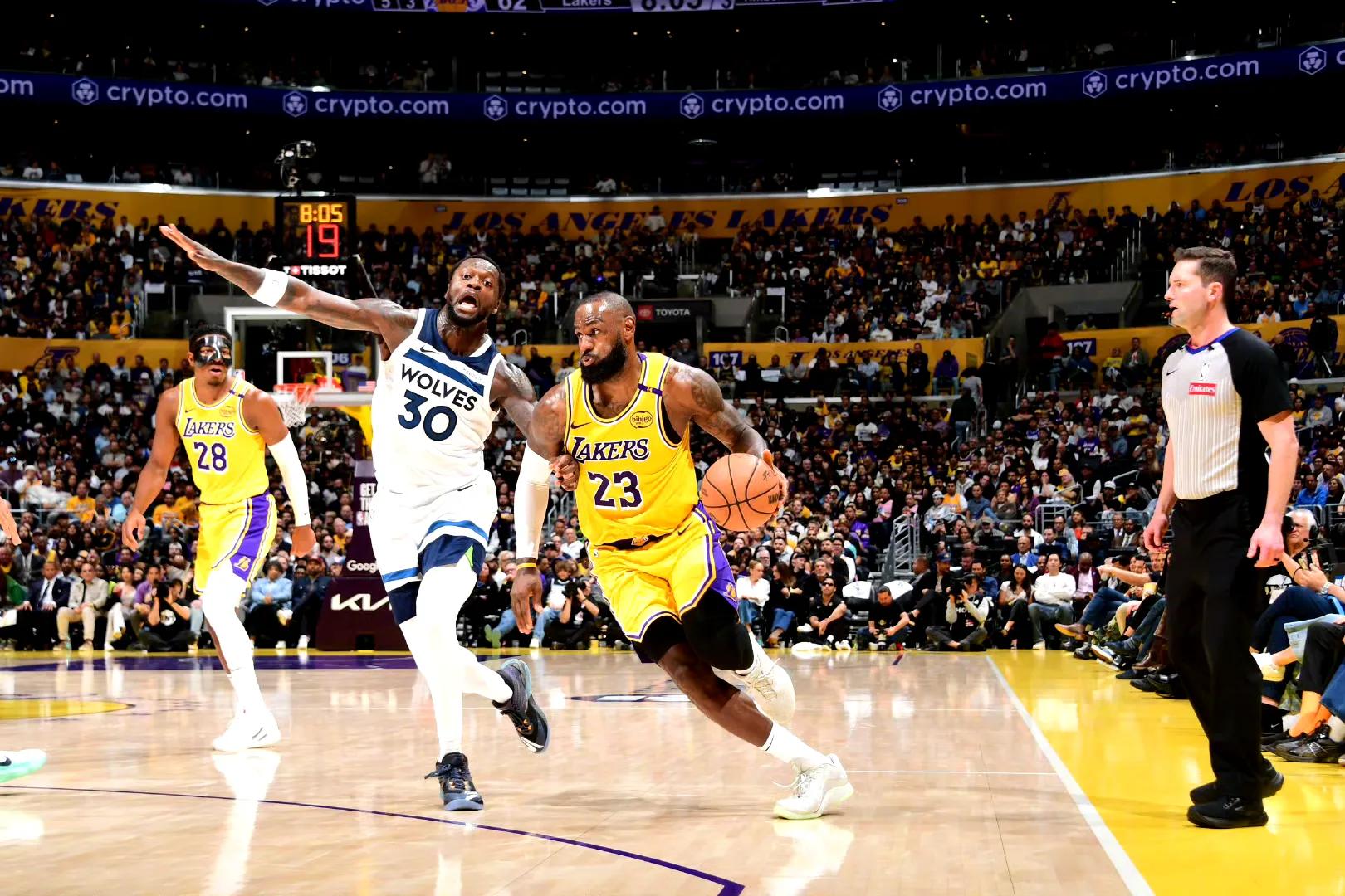 湖人继续连胜，主场击败