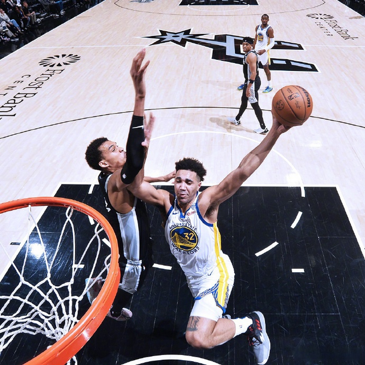 勇士客场击败马刺,实现胜利 勇士客场击败马刺,实现胜利